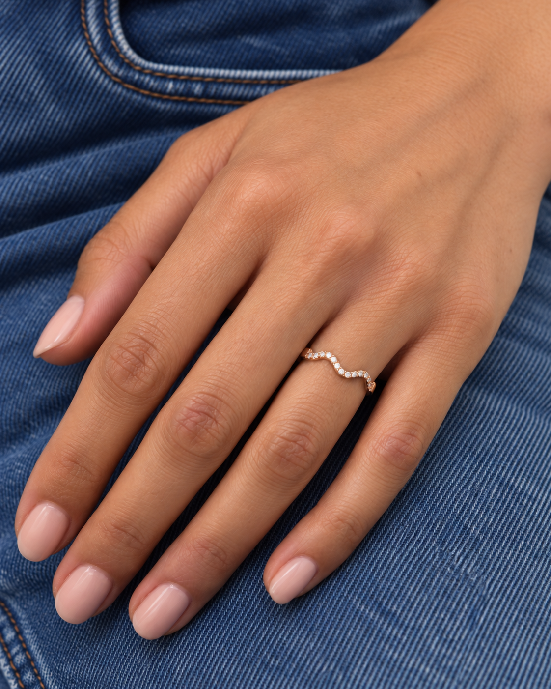 Pavé Wave Ring - Close hand