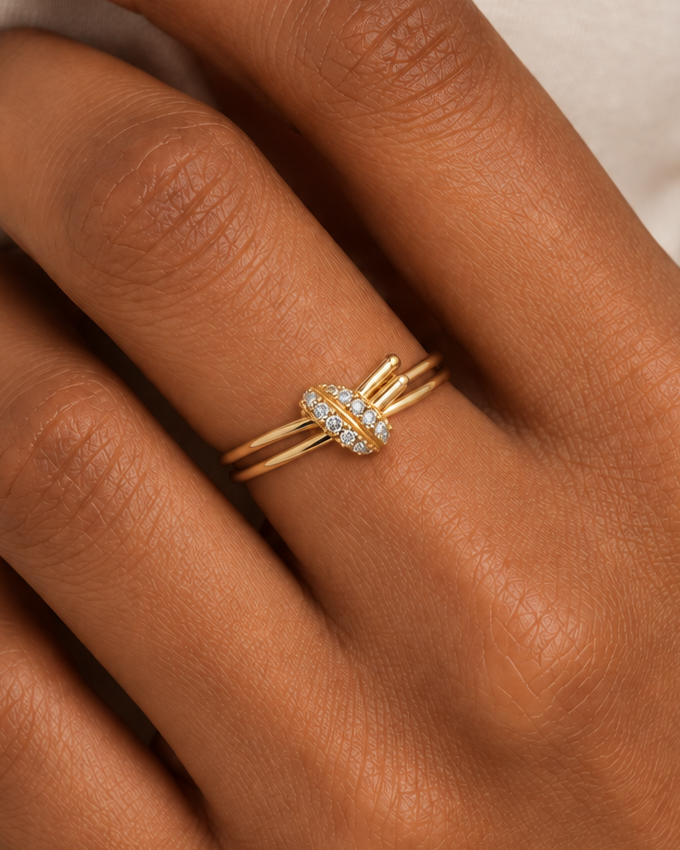 Crossed Cluster Ring - Close hand