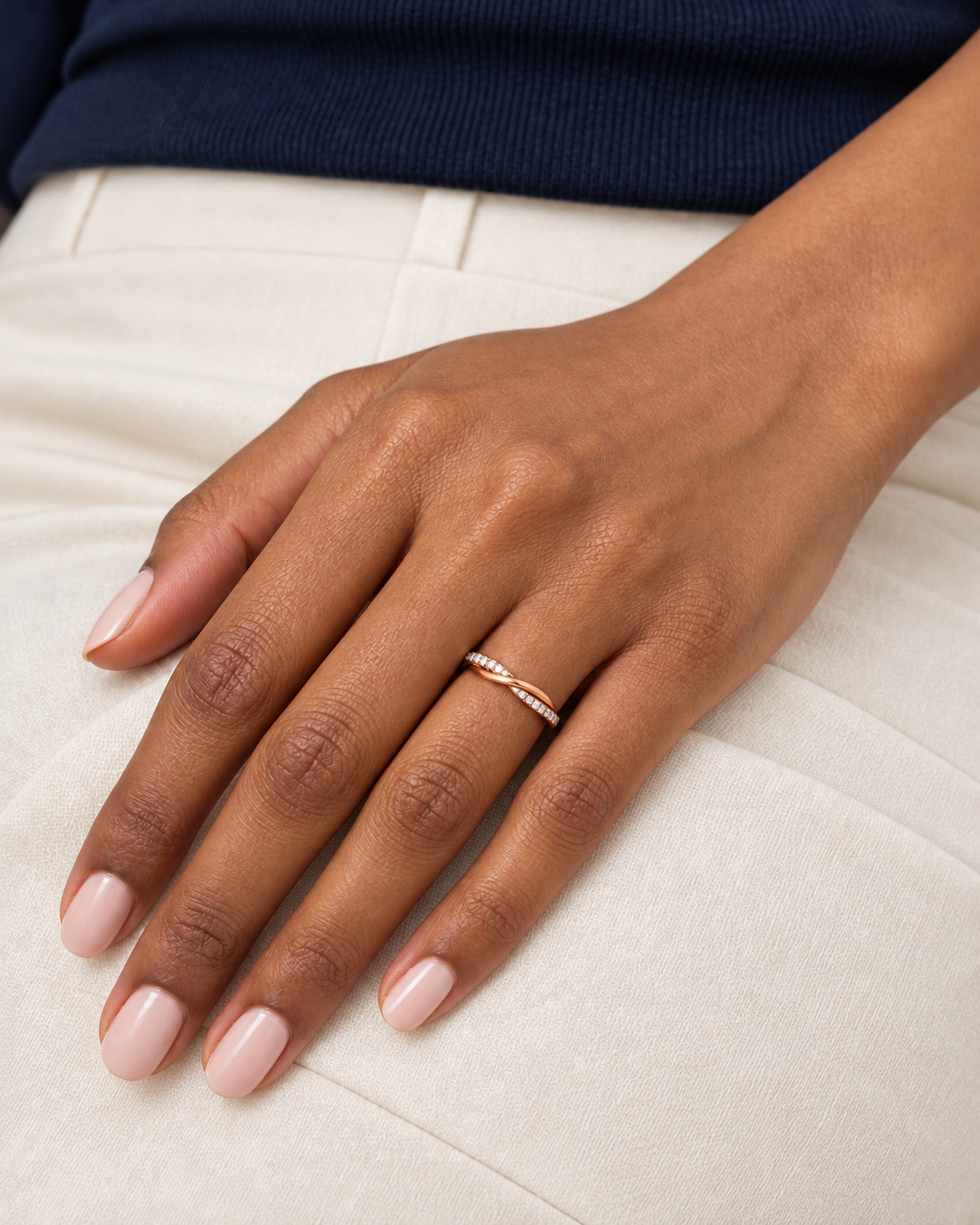 Intertwined Band Ring - Close hand