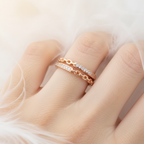 A model showcasing a modern gold link band ring, styled casually for an effortless everyday luxury look.