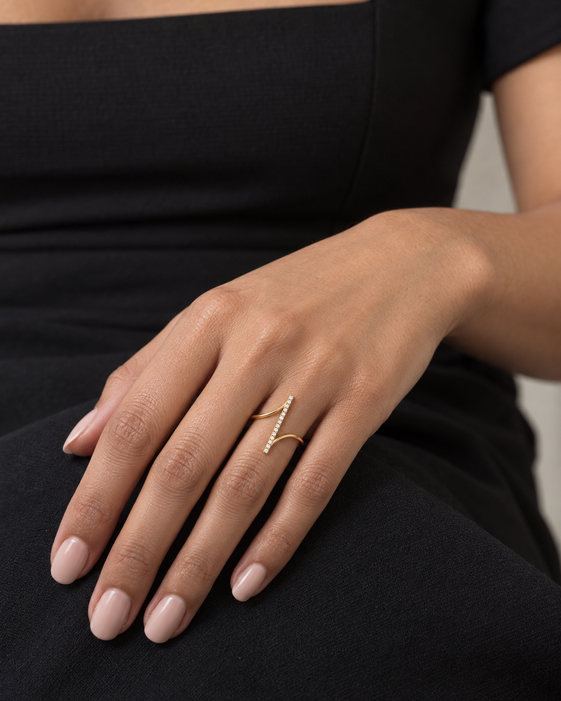 Vertical Bar Ring - Close hand