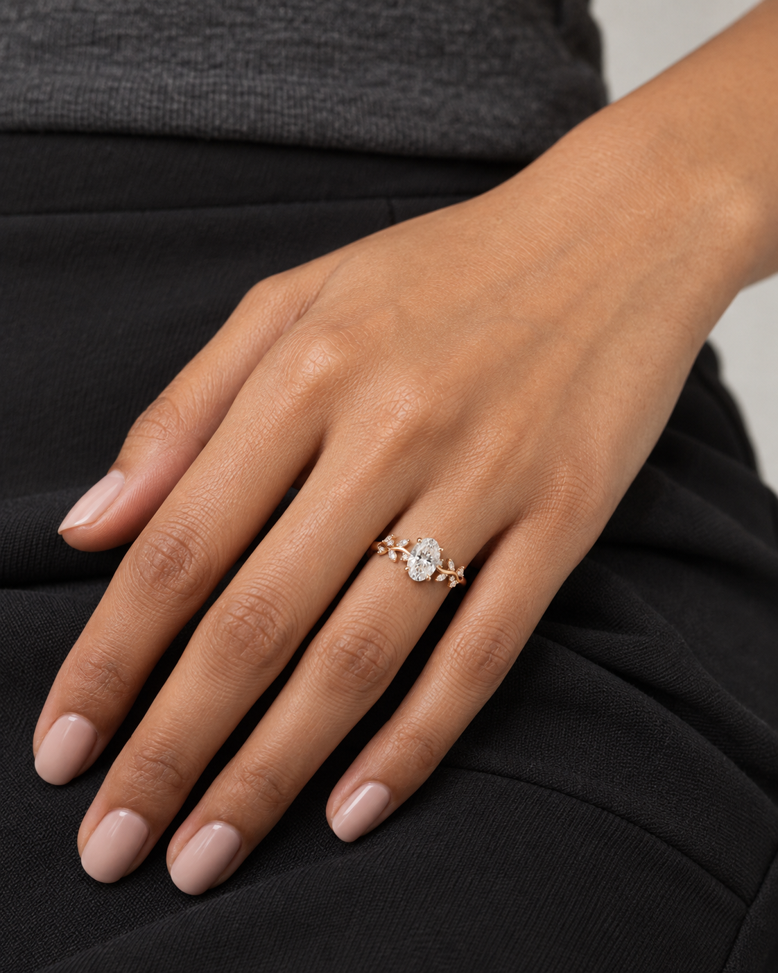 Leaf Oval Ring - Close hand
