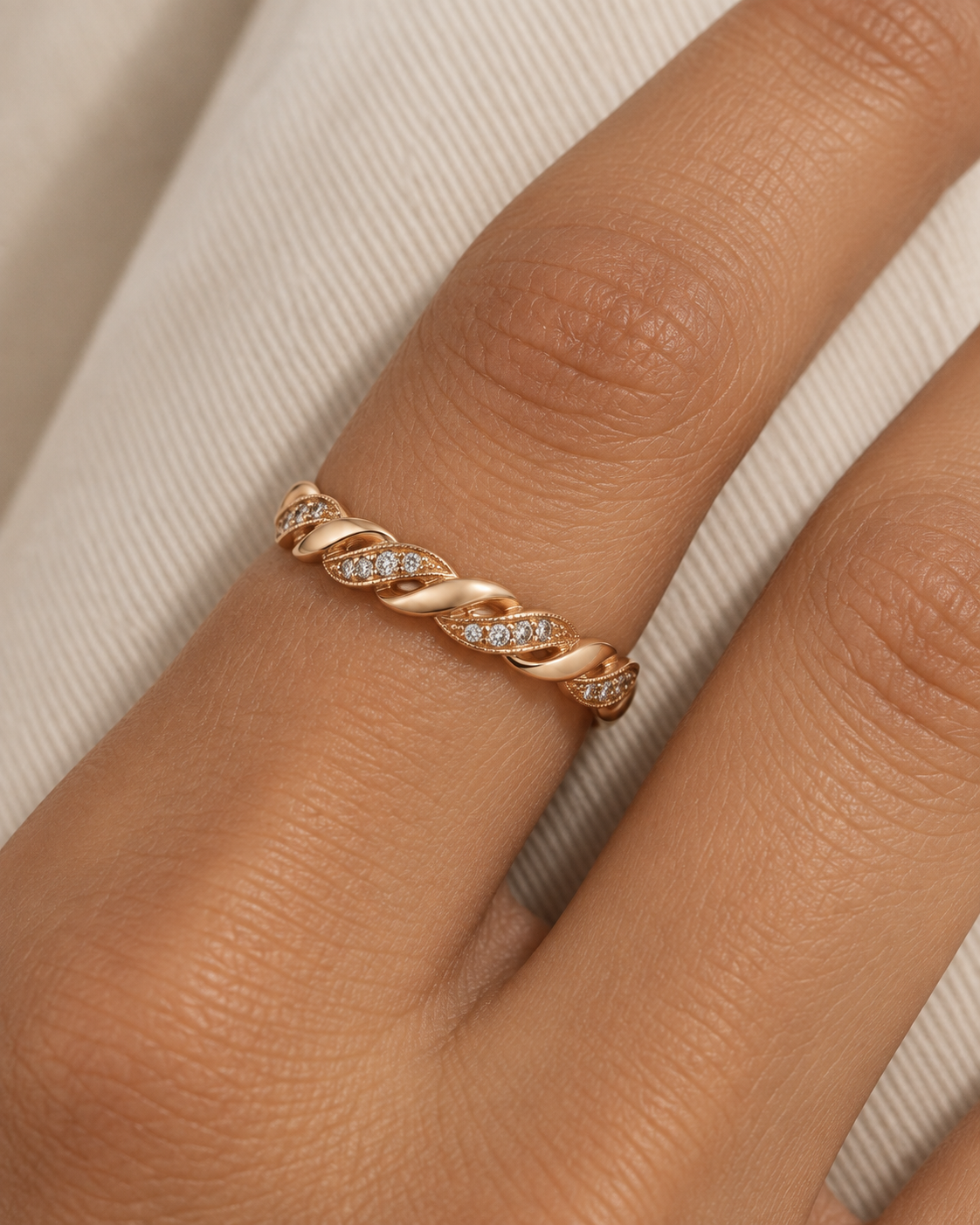 Twisted Link Ring - Close hand