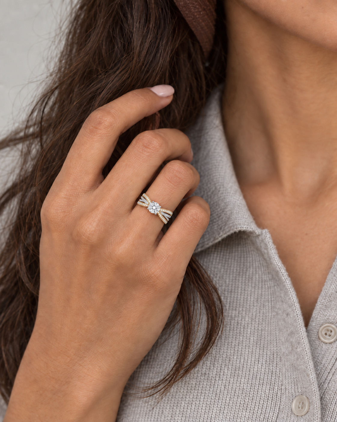 Ribbon Solitaire Ring — Close hand