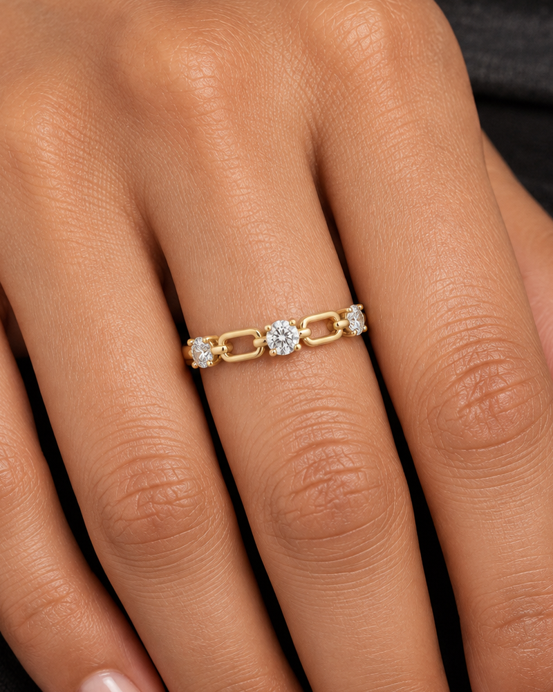 Round Link Ring — Close hand